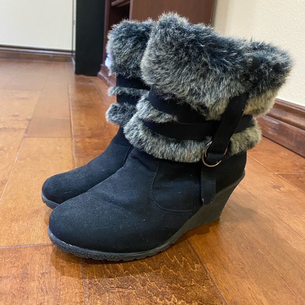 Black Suede Wedges with Faux-Fur Design - Picture 6 of 11